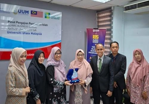 Penyerahan penghargaan Institut Syariah Negeri Junjungan Bengkalis kepada Dosen Universitas Utara